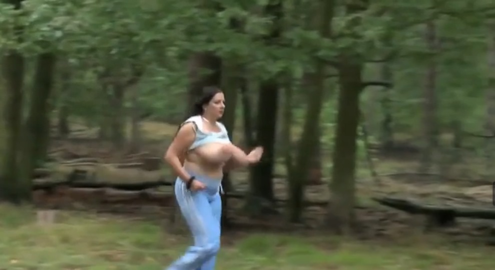 Mujer corre en tetas por el parque