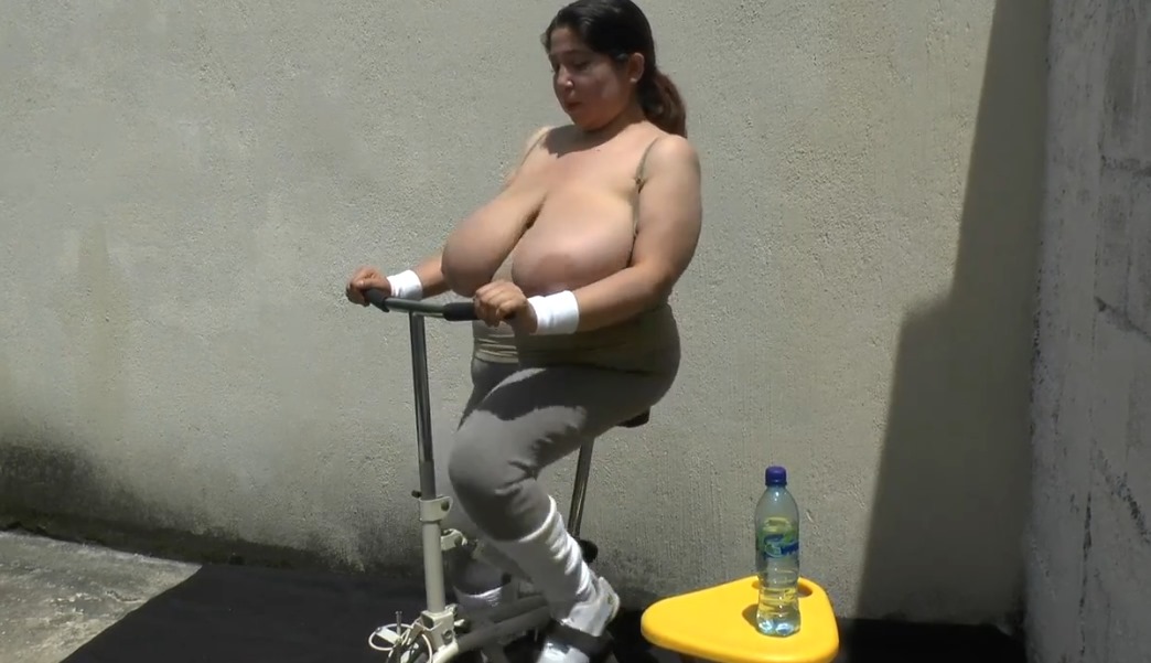 Gorda tetona andando en bicicleta